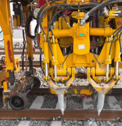 大型養(yǎng)路搗固機作業(yè)應(yīng)注意事項